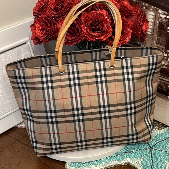 Burberry tote bag ๐ผ and cosmetic pouch ๐ in good condition beautiful clean. - Picture 9 of 16